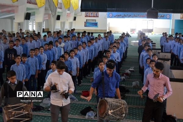 حضور دانش آموزان در حسینیه جماران برای تمرین سرود همگانی در راهپیمایی 13 آبان ماه