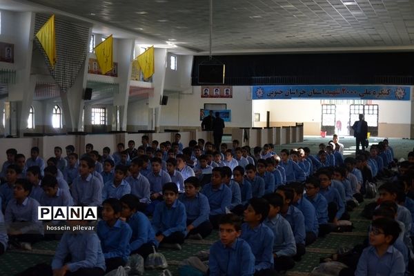 حضور دانش آموزان در حسینیه جماران برای تمرین سرود همگانی در راهپیمایی 13 آبان ماه