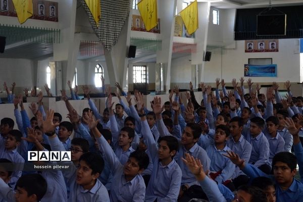 حضور دانش آموزان در حسینیه جماران برای تمرین سرود همگانی در راهپیمایی 13 آبان ماه