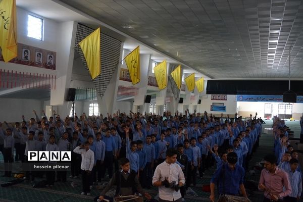 حضور دانش آموزان در حسینیه جماران برای تمرین سرود همگانی در راهپیمایی 13 آبان ماه