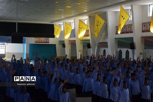 حضور دانش آموزان در حسینیه جماران برای تمرین سرود همگانی در راهپیمایی 13 آبان ماه