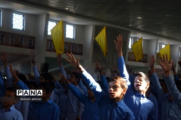 حضور دانش آموزان در حسینیه جماران برای تمرین سرود همگانی در راهپیمایی 13 آبان ماه