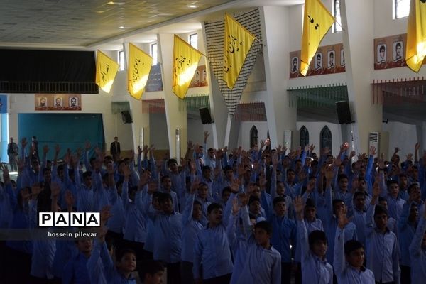 حضور دانش آموزان در حسینیه جماران برای تمرین سرود همگانی در راهپیمایی 13 آبان ماه