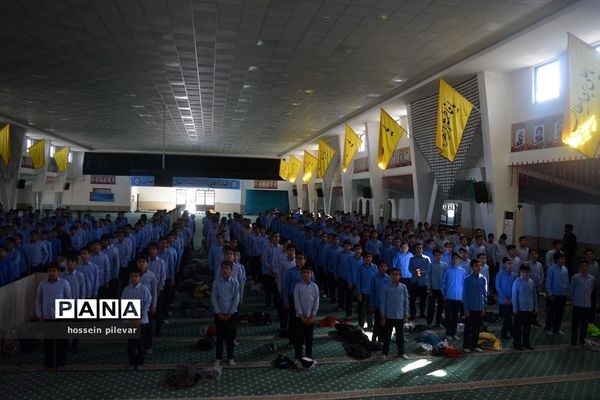 حضور دانش آموزان در حسینیه جماران برای تمرین سرود همگانی در راهپیمایی 13 آبان ماه