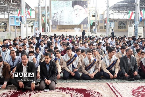 دیدار دانش آموزان نخبه و برگزیده کشوری فارس با نماینده ولی فقیه در استان فارس