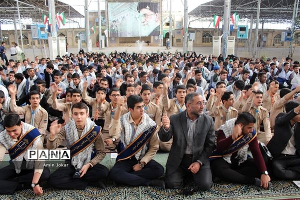 دیدار دانش آموزان نخبه و برگزیده کشوری فارس با نماینده ولی فقیه در استان فارس