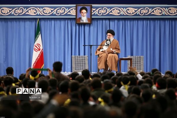 دیدار هزاران نفر از دانش‌آموزان و دانشجویان  با رهبر انقلاب اسلامی