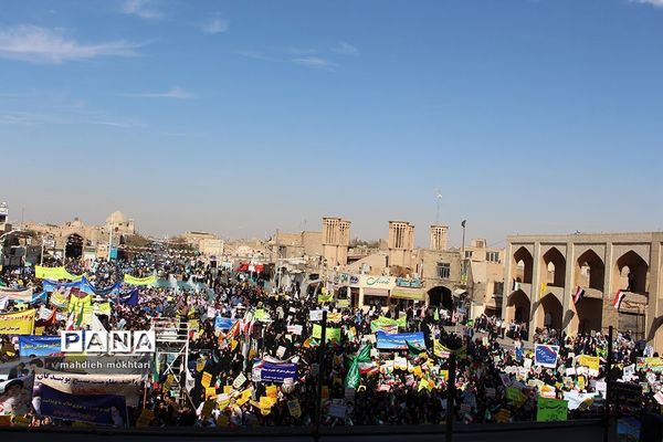 شکوه حضور در آیین روز ملی مبارزه با استکبار جهانی و روز دانش آموز
