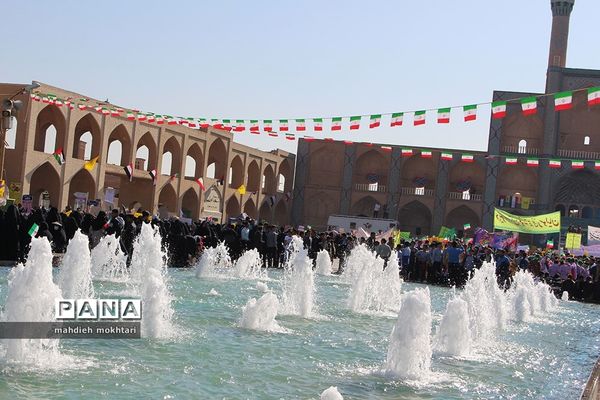 شکوه حضور در آیین روز ملی مبارزه با استکبار جهانی و روز دانش آموز