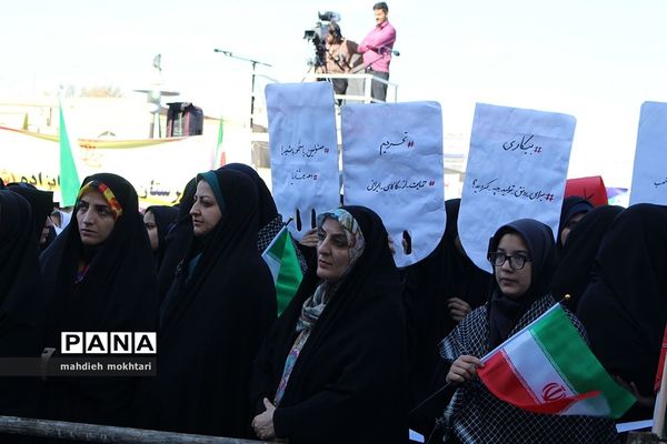 شکوه حضور در آیین روز ملی مبارزه با استکبار جهانی و روز دانش آموز