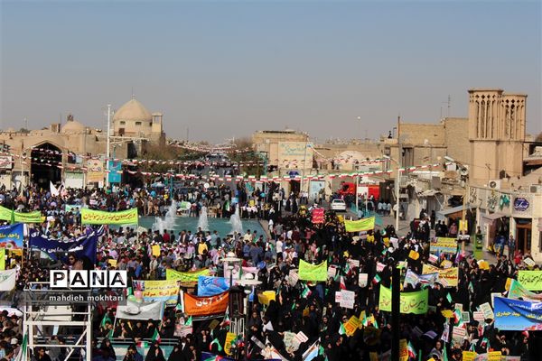 شکوه حضور در آیین روز ملی مبارزه با استکبار جهانی و روز دانش آموز