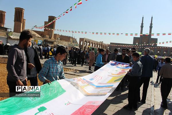شکوه حضور در آیین روز ملی مبارزه با استکبار جهانی و روز دانش آموز