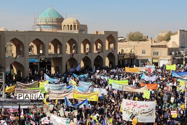 شکوه حضور در آیین روز ملی مبارزه با استکبار جهانی و روز دانش آموز