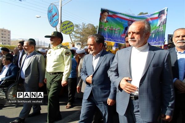 حضور پیشتازان  و فرهنگیان شهرستان بیرجند  در راهپیمایی 13 آبان