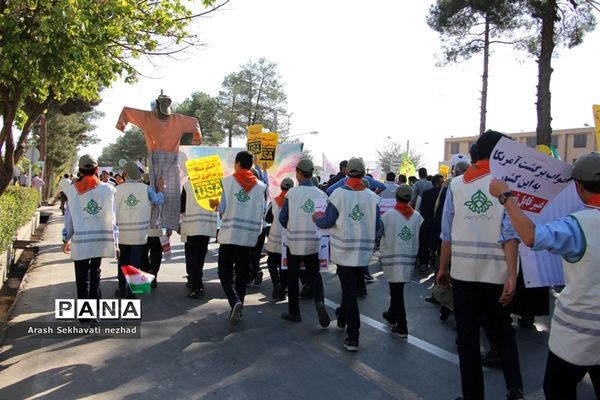 حضور پیشتازان  و فرهنگیان شهرستان بیرجند  در راهپیمایی 13 آبان