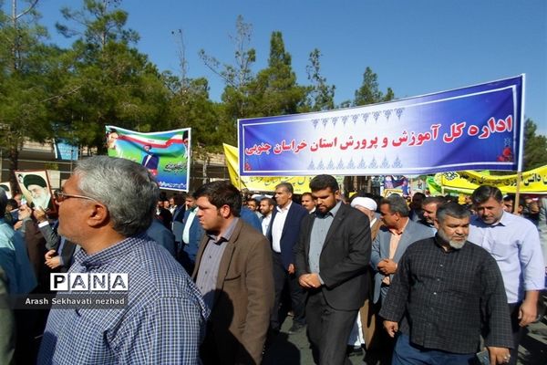 حضور پیشتازان  و فرهنگیان شهرستان بیرجند  در راهپیمایی 13 آبان