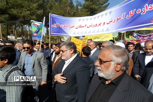 حضور پیشتازان  و فرهنگیان شهرستان بیرجند  در راهپیمایی 13 آبان