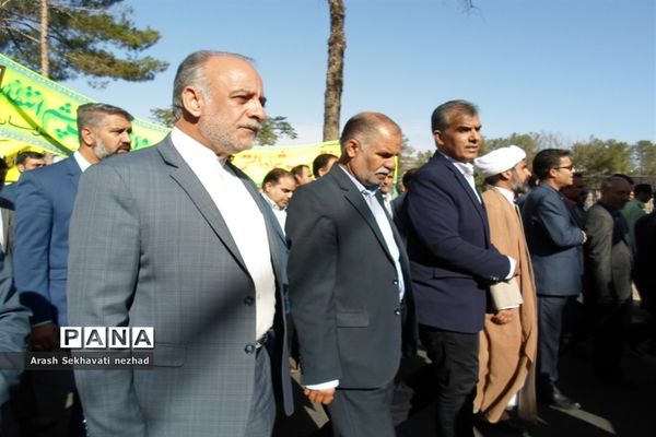 حضور پیشتازان  و فرهنگیان شهرستان بیرجند  در راهپیمایی 13 آبان