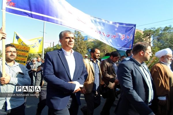 حضور پیشتازان  و فرهنگیان شهرستان بیرجند  در راهپیمایی 13 آبان