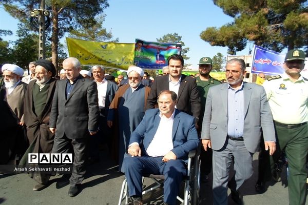 حضور پیشتازان  و فرهنگیان شهرستان بیرجند  در راهپیمایی 13 آبان