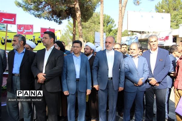 حضور پیشتازان  و فرهنگیان شهرستان بیرجند  در راهپیمایی 13 آبان