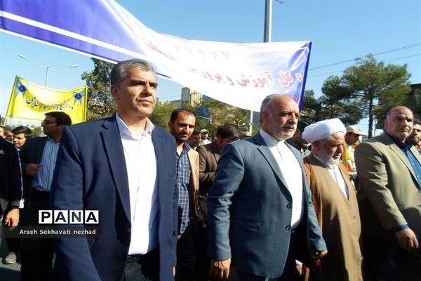 حضور پیشتازان  و فرهنگیان شهرستان بیرجند  در راهپیمایی 13 آبان