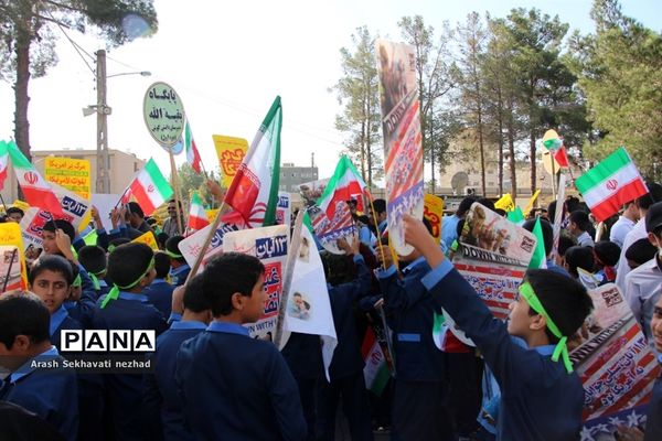 حضور پیشتازان  و فرهنگیان شهرستان بیرجند  در راهپیمایی 13 آبان