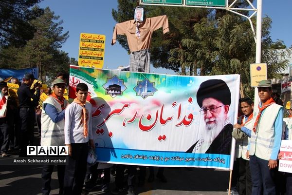 حضور پیشتازان  و فرهنگیان شهرستان بیرجند  در راهپیمایی 13 آبان