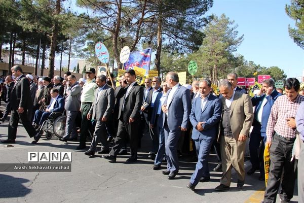 حضور پیشتازان  و فرهنگیان شهرستان بیرجند  در راهپیمایی 13 آبان