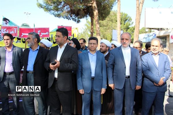 حضور پیشتازان  و فرهنگیان شهرستان بیرجند  در راهپیمایی 13 آبان