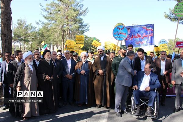 حضور پیشتازان  و فرهنگیان شهرستان بیرجند  در راهپیمایی 13 آبان