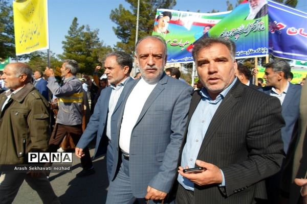 حضور پیشتازان  و فرهنگیان شهرستان بیرجند  در راهپیمایی 13 آبان