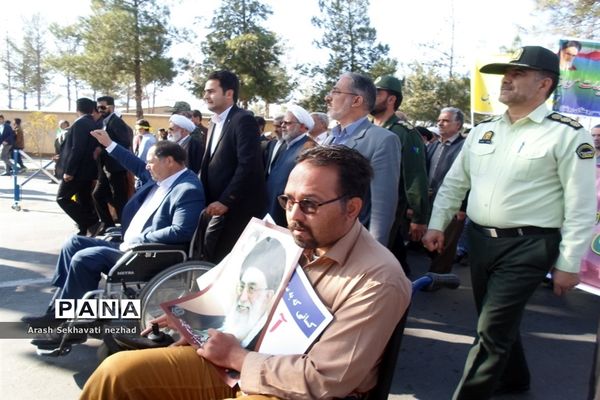 حضور پیشتازان  و فرهنگیان شهرستان بیرجند  در راهپیمایی 13 آبان