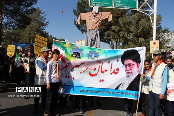 حضور پیشتازان  و فرهنگیان شهرستان بیرجند  در راهپیمایی 13 آبان