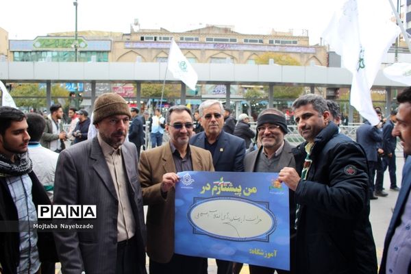 فعالیت غرفه سازمان دانش آموزی خراسان رضوی در راهپیمایی 13 آبان مشهد