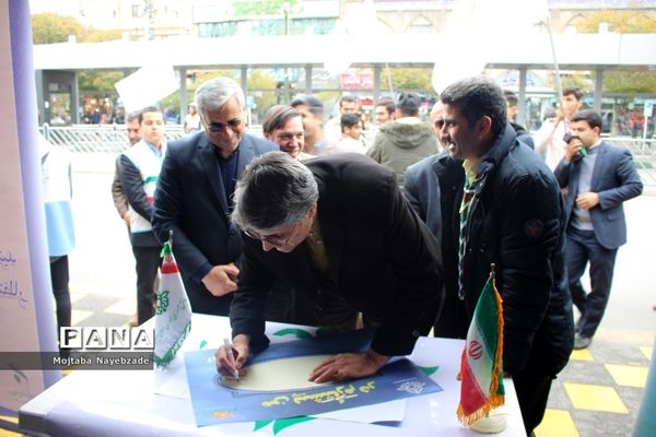 فعالیت غرفه سازمان دانش آموزی خراسان رضوی در راهپیمایی 13 آبان مشهد