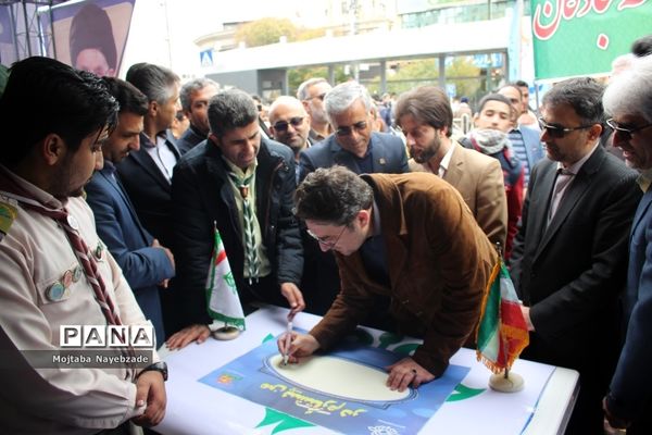 فعالیت غرفه سازمان دانش آموزی خراسان رضوی در راهپیمایی 13 آبان مشهد