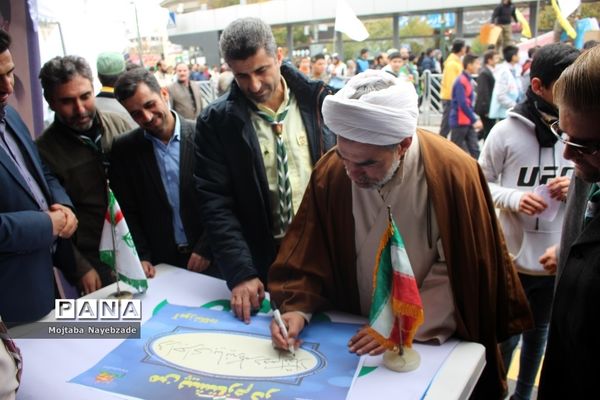 فعالیت غرفه سازمان دانش آموزی خراسان رضوی در راهپیمایی 13 آبان مشهد
