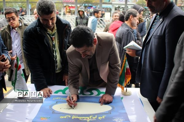 فعالیت غرفه سازمان دانش آموزی خراسان رضوی در راهپیمایی 13 آبان مشهد