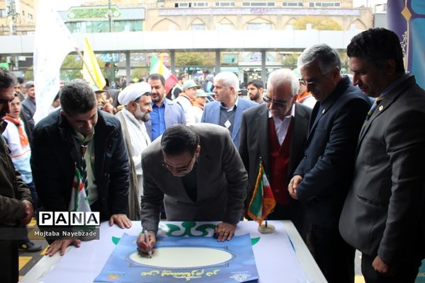 فعالیت غرفه سازمان دانش آموزی خراسان رضوی در راهپیمایی 13 آبان مشهد