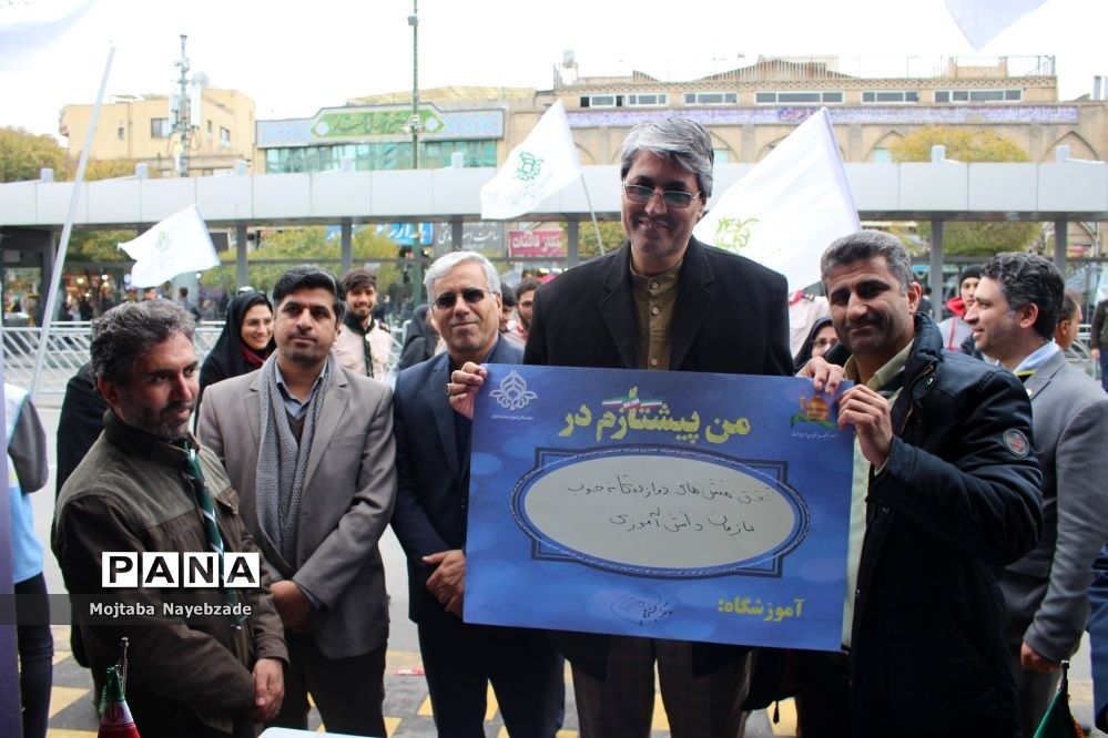 فعالیت غرفه سازمان دانش آموزی خراسان رضوی در راهپیمایی 13 آبان مشهد
