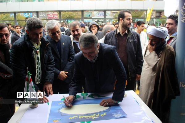 فعالیت غرفه سازمان دانش آموزی خراسان رضوی در راهپیمایی 13 آبان مشهد