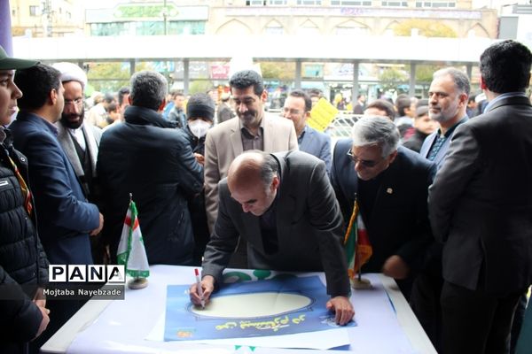 فعالیت غرفه سازمان دانش آموزی خراسان رضوی در راهپیمایی 13 آبان مشهد
