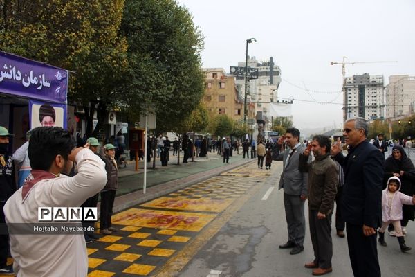 فعالیت غرفه سازمان دانش آموزی خراسان رضوی در راهپیمایی 13 آبان مشهد