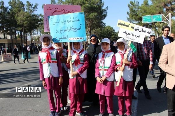 حضور پیشتازان دختر سازمان دانش‌آموزی در راهپیمایی 13آبان