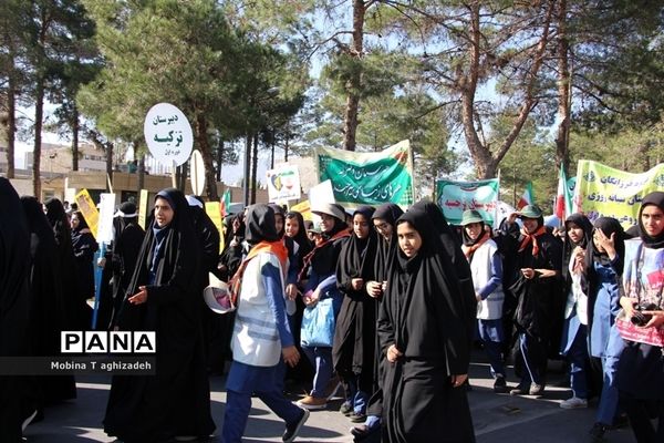 حضور پیشتازان دختر سازمان دانش‌آموزی در راهپیمایی 13آبان