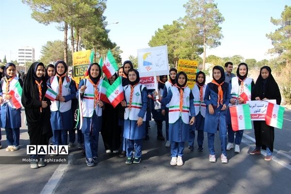 حضور پیشتازان دختر سازمان دانش‌آموزی در راهپیمایی 13آبان