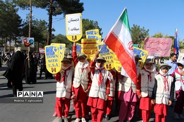 حضور پیشتازان دختر سازمان دانش‌آموزی در راهپیمایی 13آبان