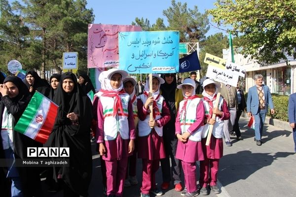 حضور پیشتازان دختر سازمان دانش‌آموزی در راهپیمایی 13آبان