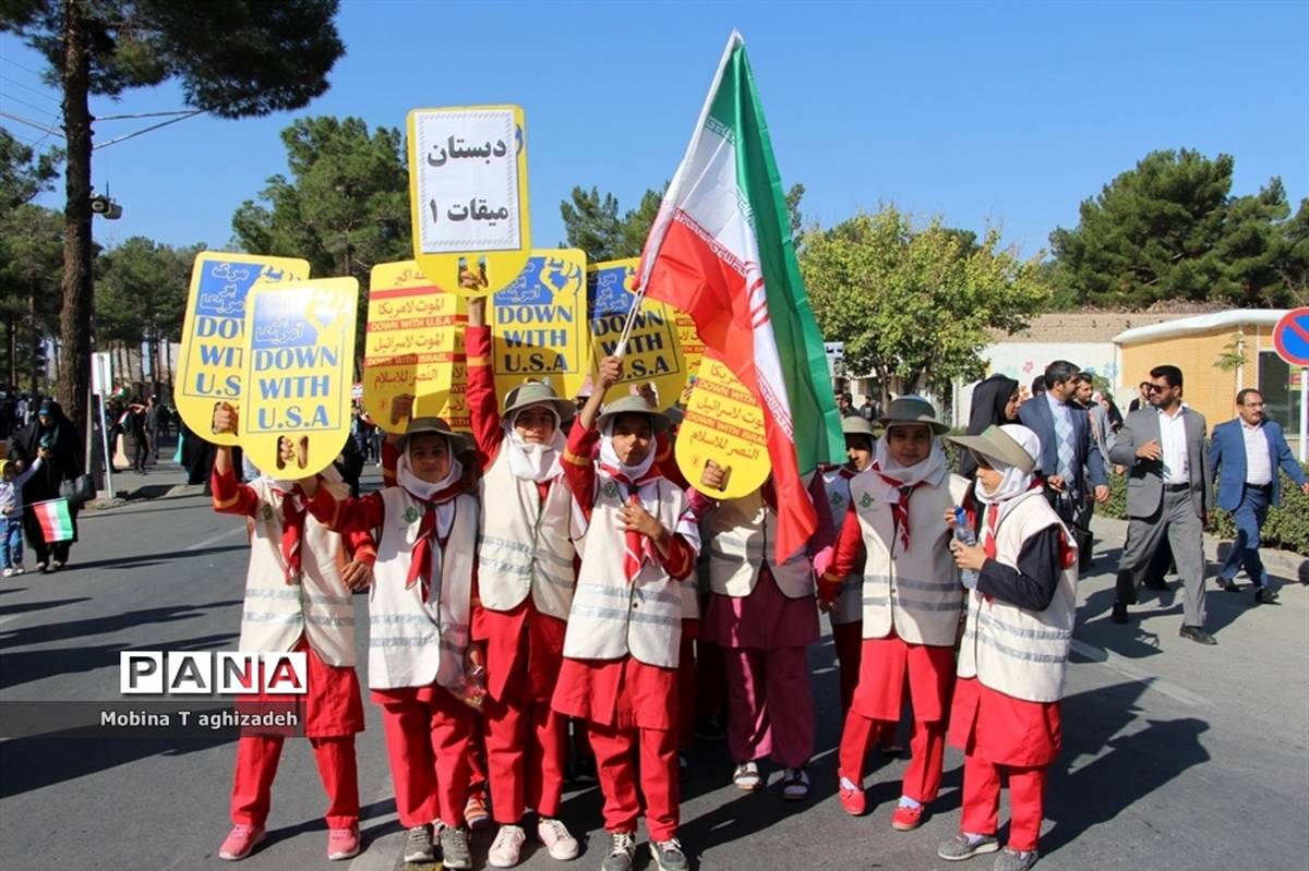 حضور پیشتازان دختر سازمان دانش‌آموزی در راهپیمایی 13آبان